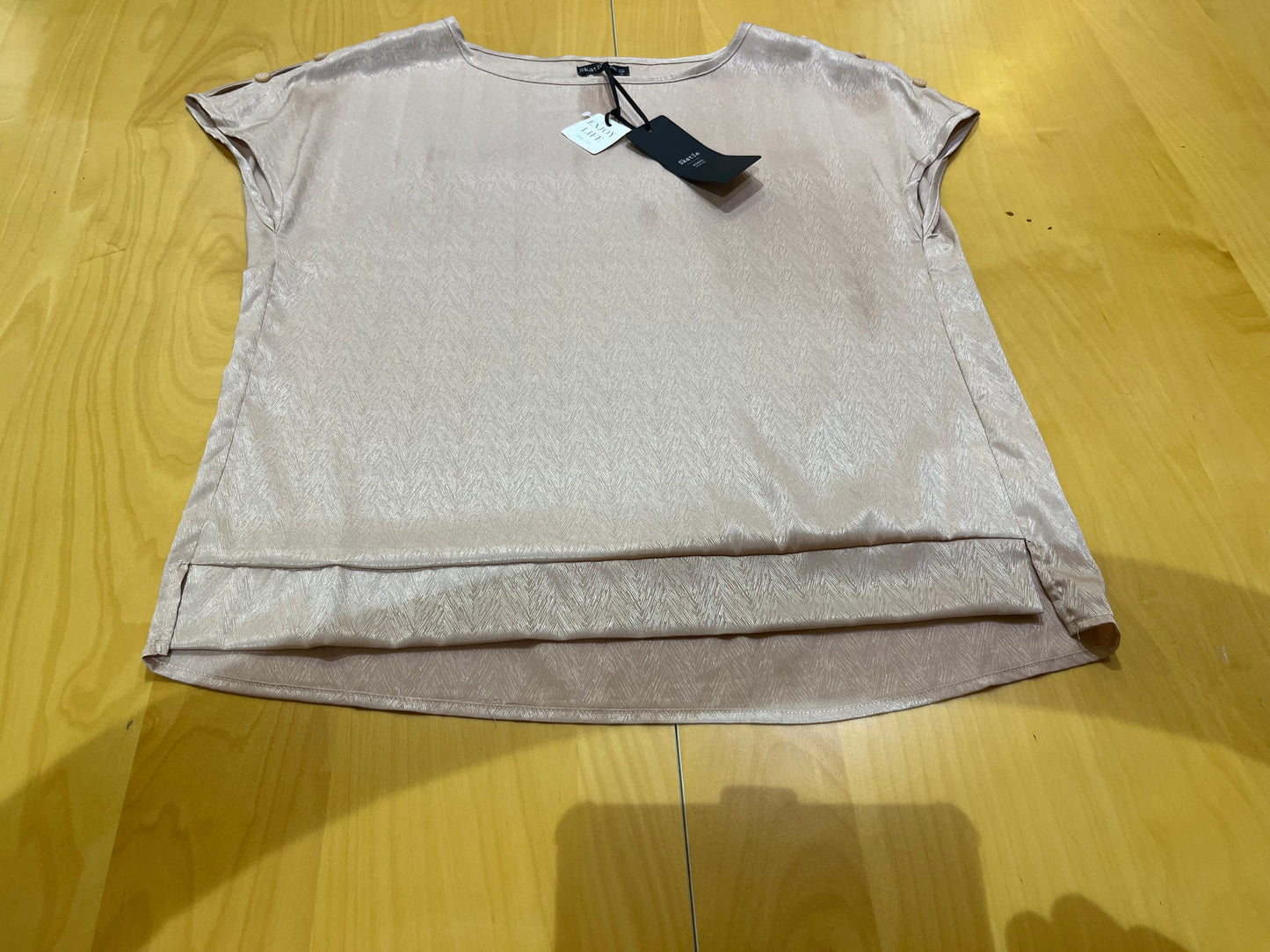 Short Sleeves satan shirt for women تيشيرت بأكمام قصيرة من الساتان