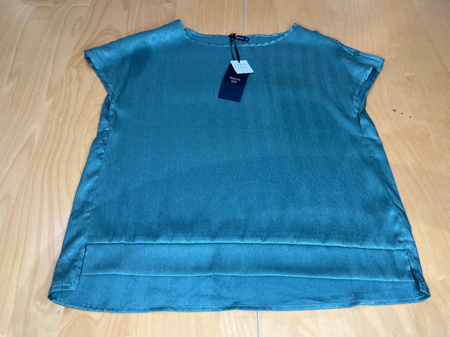 Short Sleeves satan shirt for women تيشيرت بأكمام قصيرة من الساتان