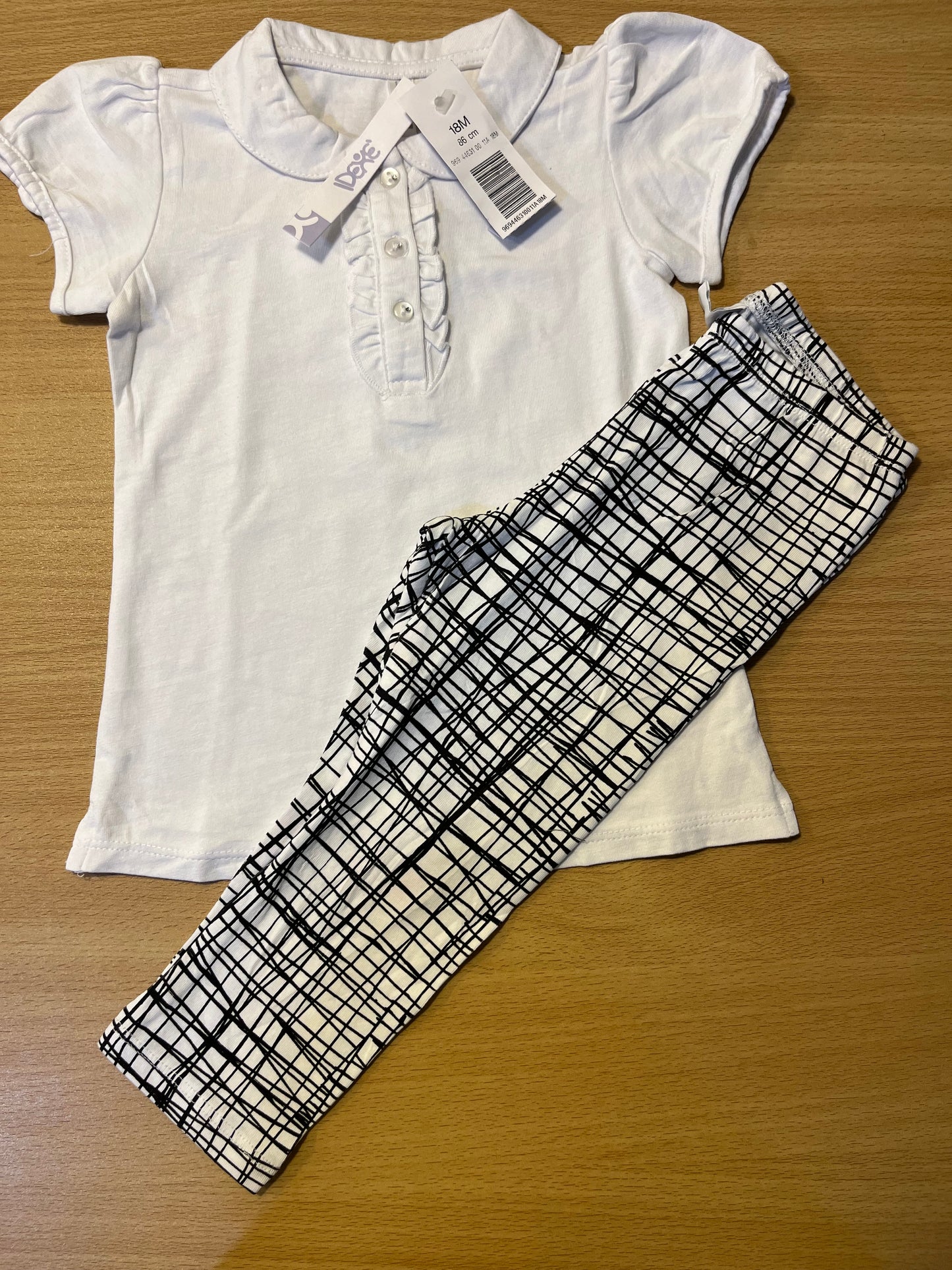 White in black leggings for baby girl أبيض في طماق سوداء لطفلة