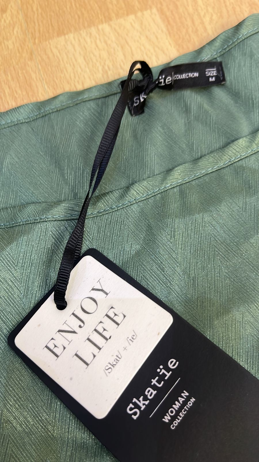 Short Sleeves satan shirt for women تيشيرت بأكمام قصيرة من الساتان