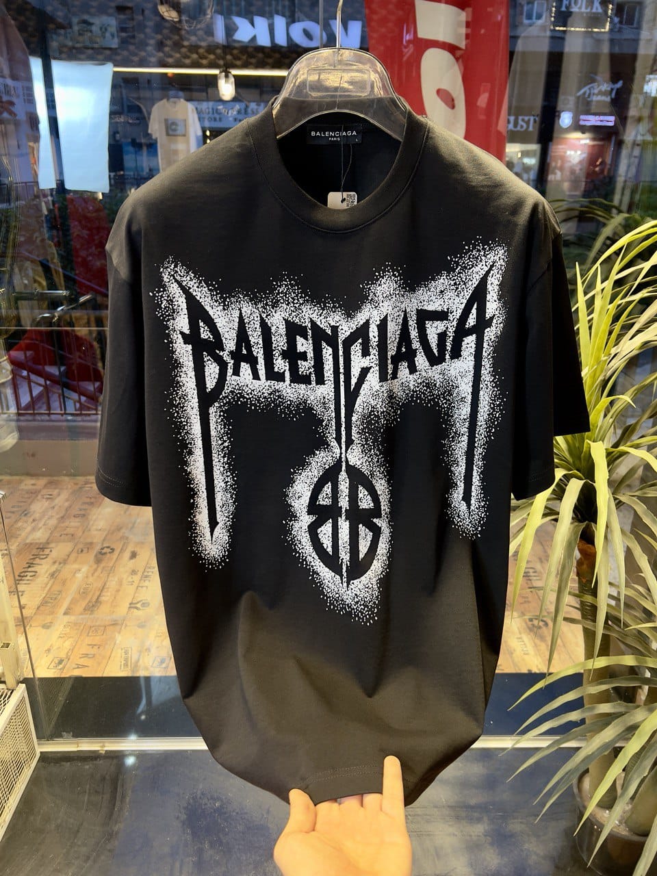 تيشيرت قطني أسود عصري بشعار مميز