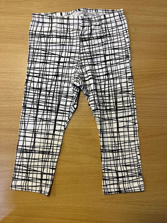 White in black leggings for baby girl أبيض في طماق سوداء لطفلة